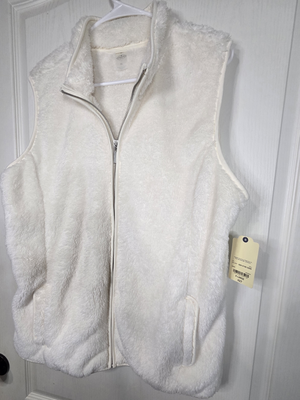 St. John's Bay White Faux Fur Sleeveless Zip Jacket, Size XL, New - Picture 3 of 6